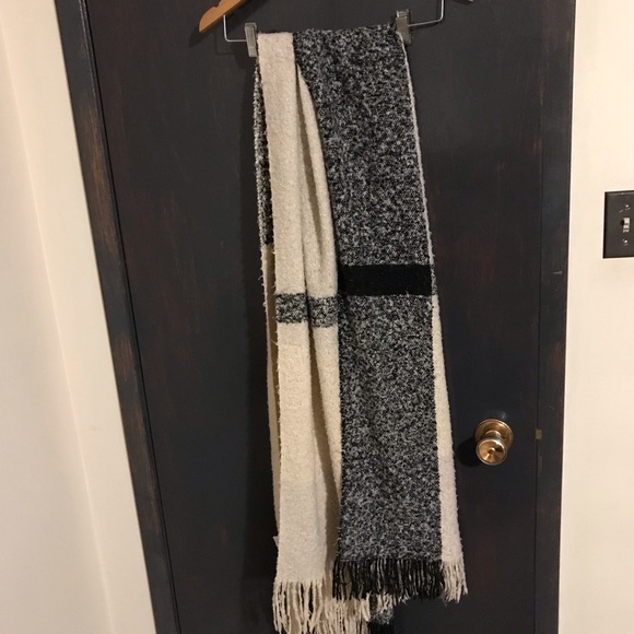 Bluenotes Ladies Shawl / Scarf with tassels - Picture 2 of 5